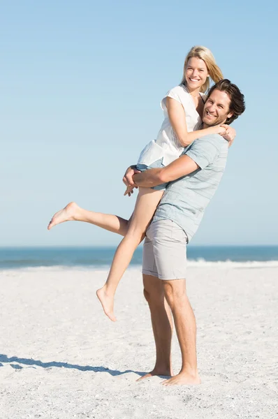 快乐的情侣在海滩 — 图库照片
