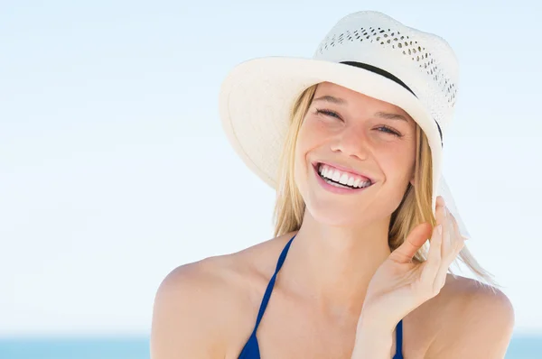 Frau lacht am Strand — Stockfoto