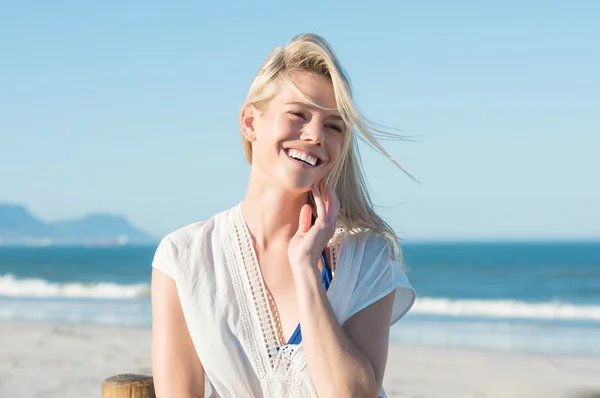 Mujer alegre en la playa — Foto de Stock