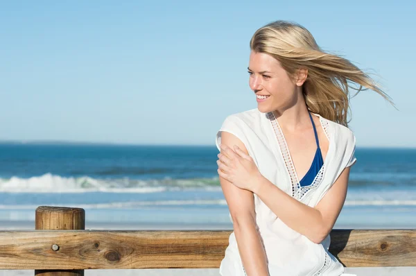 Mulher feliz na praia — Fotografia de Stock