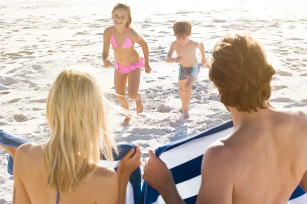 Kinder rennen nach dem Schwimmen im Meer — Stockfoto