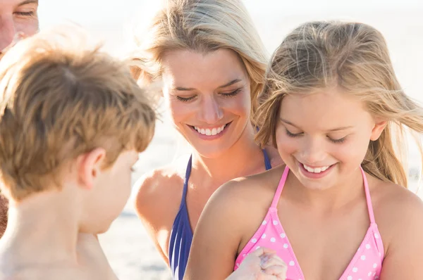 両親とビーチで遊んでいる子供たち — ストック写真