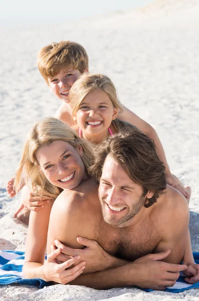 Família se divertindo na praia — Fotografia de Stock