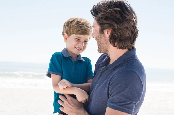 Apa és fia, mosolyogva beach — Stock Fotó