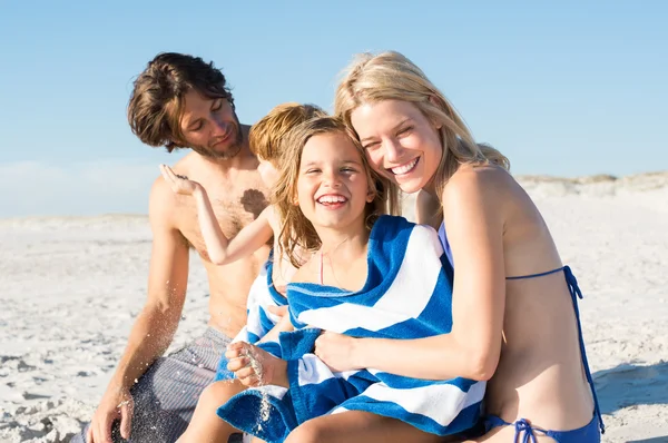 Familia divirtiéndose en la playa — Foto de Stock