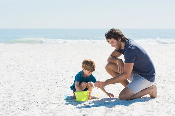 Padre e hijo jugando en la playa — Foto de Stock