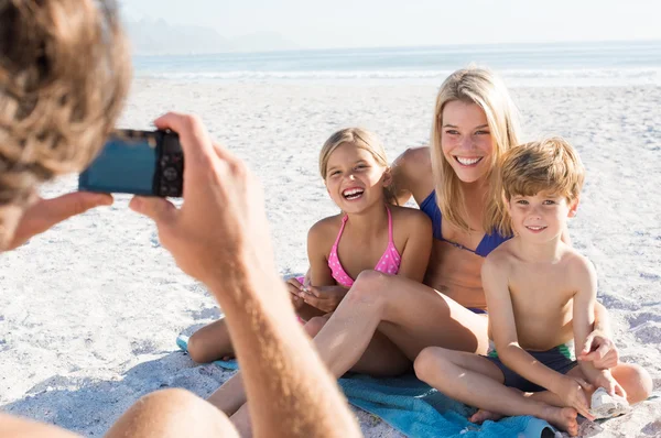 La famille prend des photos à la plage — Photo