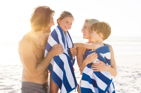 Enfants avec leurs parents après la baignade — Photo