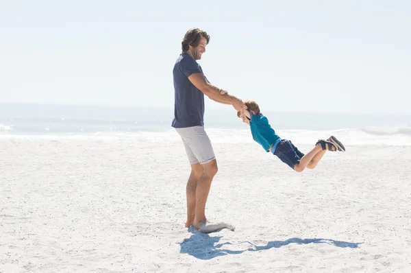 Padre e hijo disfrutando de la playa — Foto de Stock