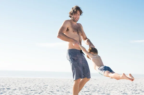 Père jouant avec son fils à la plage — Photo