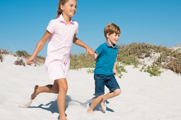 Crianças correndo na praia — Fotografia de Stock