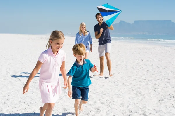 Семья играет на пляже — стоковое фото