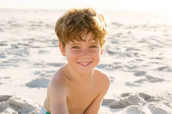 Schattige kleine jongen op strand — Stockfoto