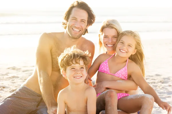 Família feliz na praia — Fotografia de Stock