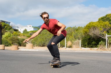 Adam kaykay üzerinde