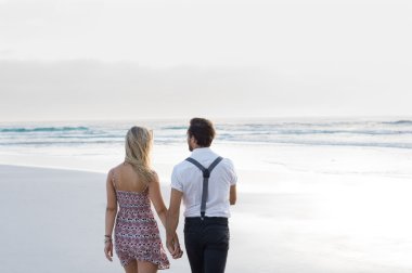 sahil üzerinde yürüme Çift