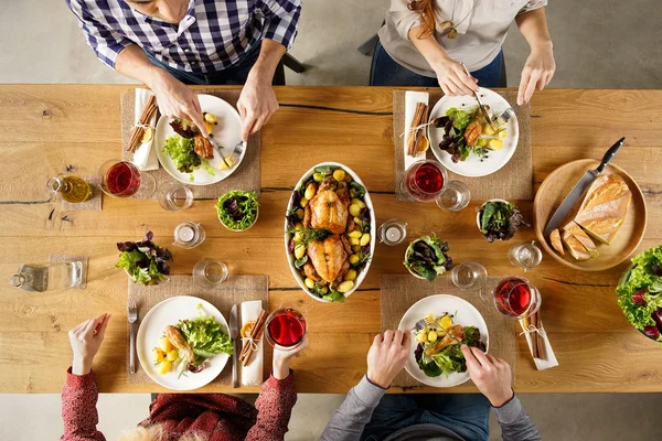 Visão superior de amigos comendo — Fotografia de Stock