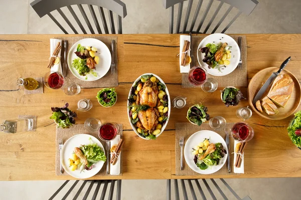 Comida na mesa — Fotografia de Stock