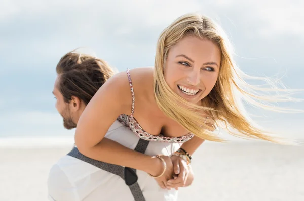 Pareja feliz disfrutando — Foto de Stock