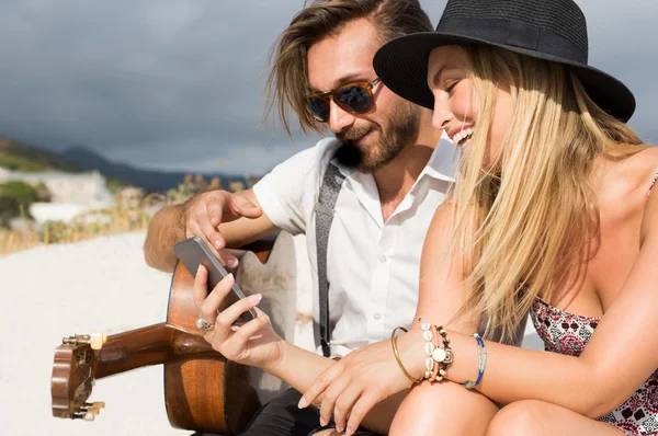 Couple using smartphone — Stock Photo, Image