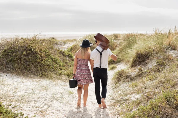 Pareja caminando cogidas de la mano — Foto de Stock