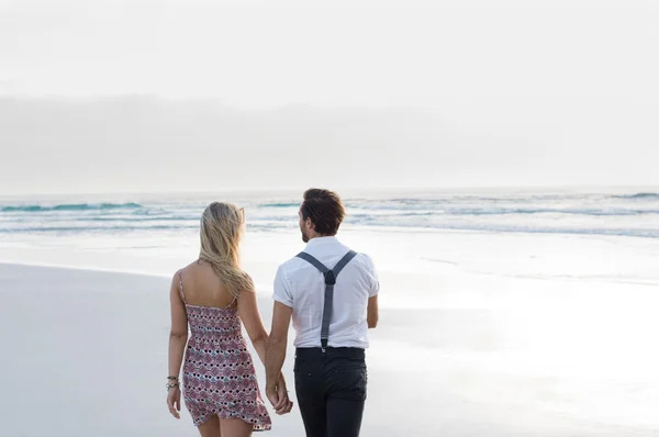 Couple marchant au bord de la mer — Photo