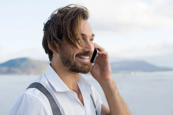 Happy konversation på telefon — Stockfoto