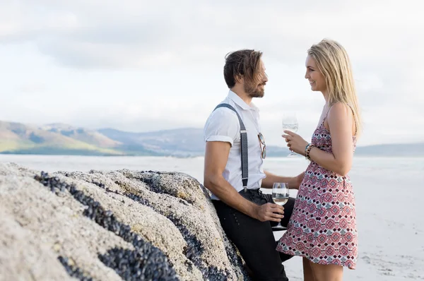 Couple boire du vin en plein air — Photo