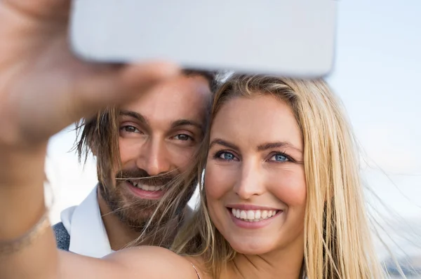 Пара беручи selfie — стокове фото