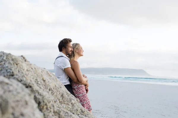 Casal olhando para o mar — Fotografia de Stock