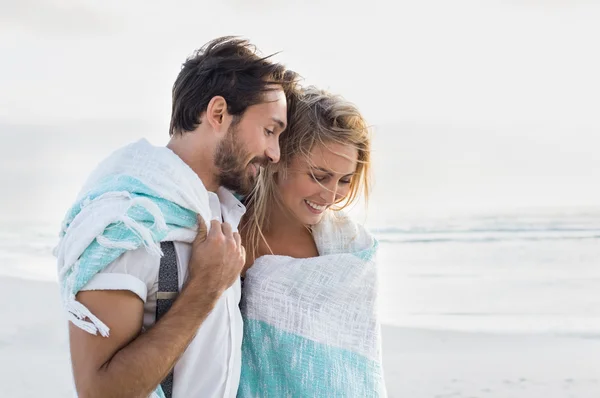 Coppia romantica in spiaggia — Foto Stock