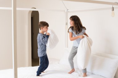 Çocuklar Yastık Dövüşü Oynuyor