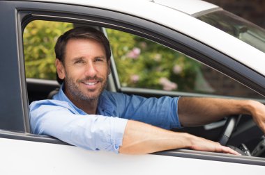 Arabayı süren adam.