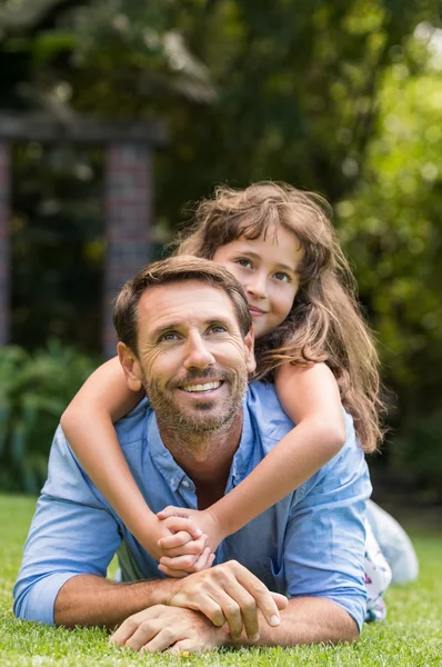 Pai e filha brincando — Fotografia de Stock