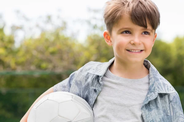 サッカーボールを持っている若い男の子 — ストック写真