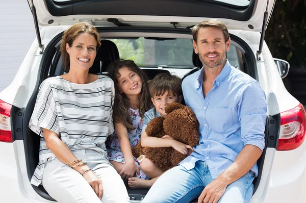 Сім'я під час поїздки на машині — стокове фото