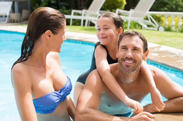 Family enjoying in pool — Stockfoto