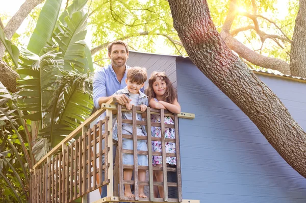 Family on the tree house — Stockfoto