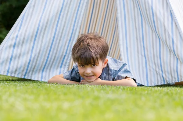 Pojke på Camping resa — Stockfoto