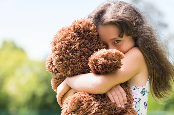 Chica abrazando oso de peluche — Foto de Stock