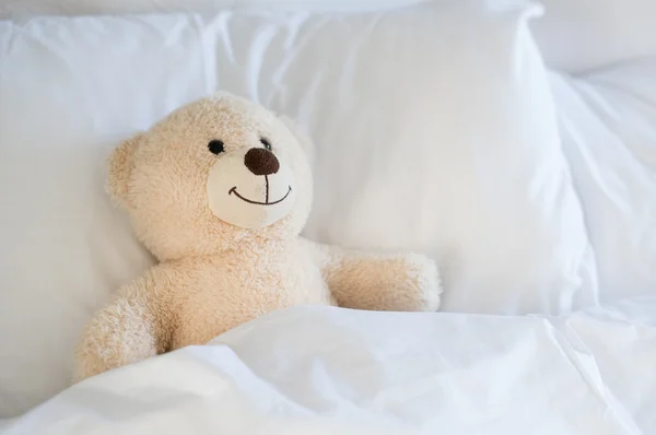 Teddy urso na cama — Fotografia de Stock