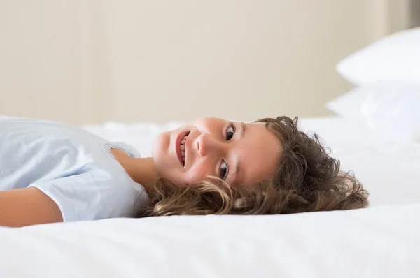 Menina deitada na cama — Fotografia de Stock