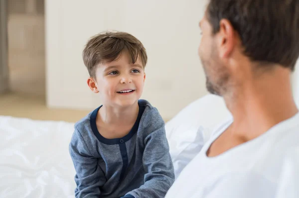 Figlio e padre che parlano — Foto Stock