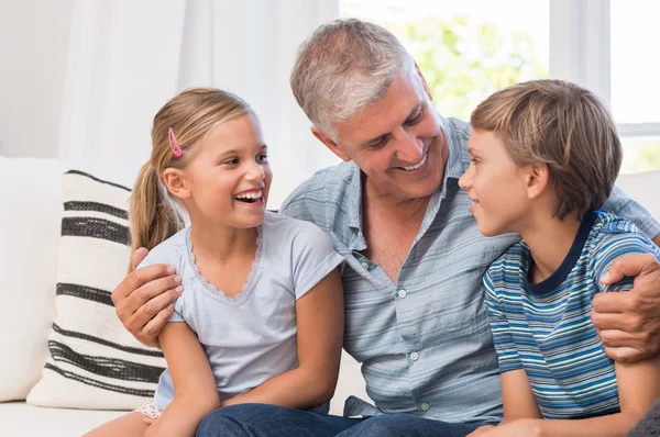 Opa en kleinkinderen thuis — Stockfoto