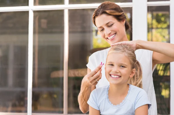 Mor kammar dotter hår — Stockfoto