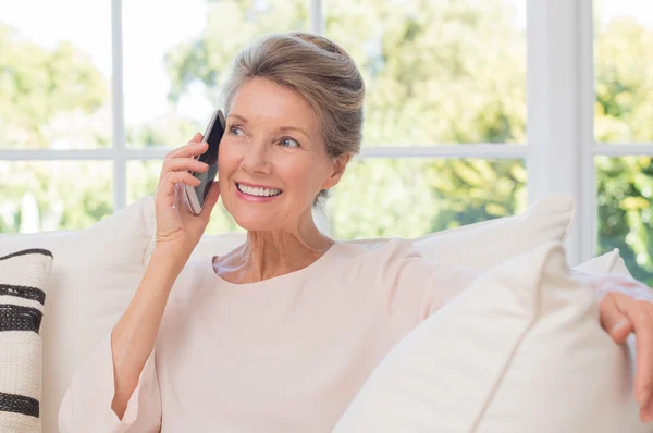 Oudere vrouw praten over de telefoon — Stockfoto