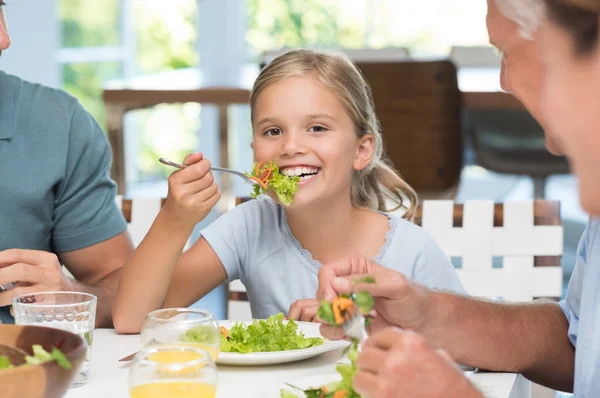 Lilla flickan njuta av lunch — Stockfoto