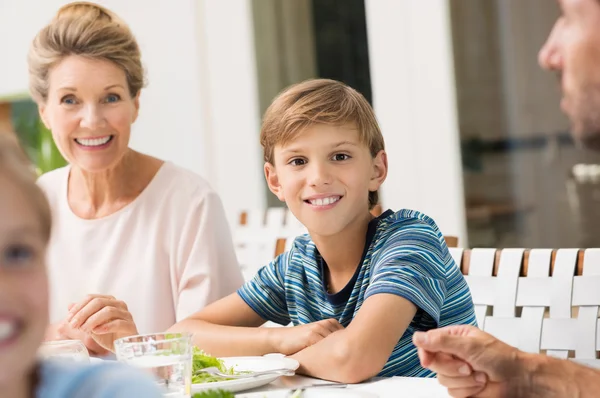 Jonge jongen tijdens de lunch — Stockfoto