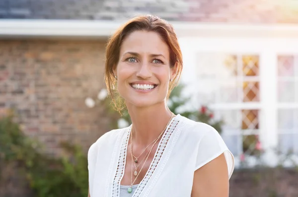 Mature woman smiling — Stock Photo, Image