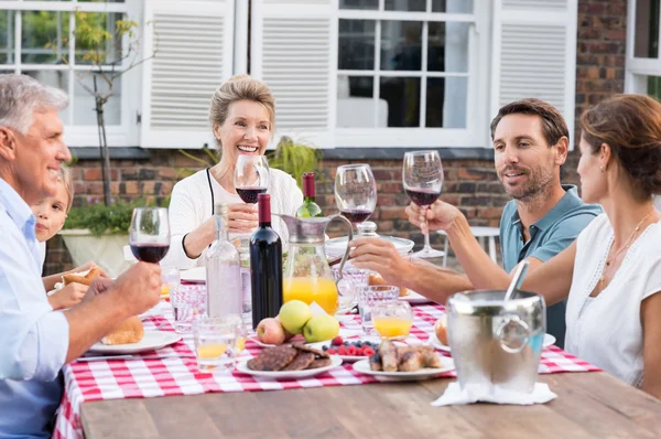 Familie het verhogen van een toast — Stockfoto